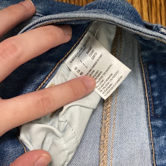American Eagle- Ripped Knee Short Dream Jean - Picture 2 of 3